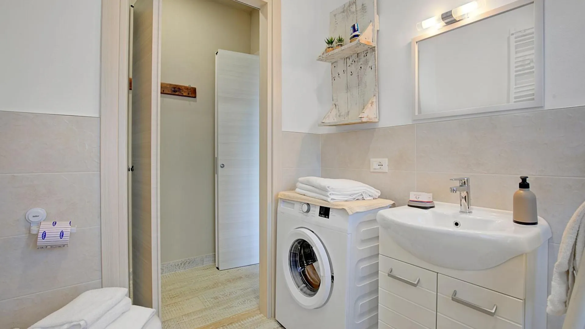 Priscilla House- Happy Rentals Salo