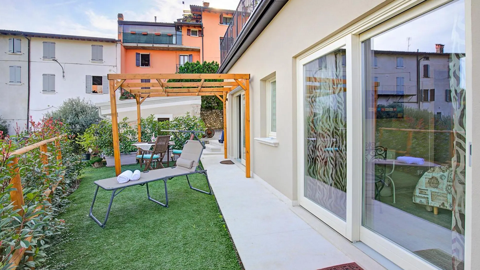 Priscilla House- Happy Rentals Salo Italy
