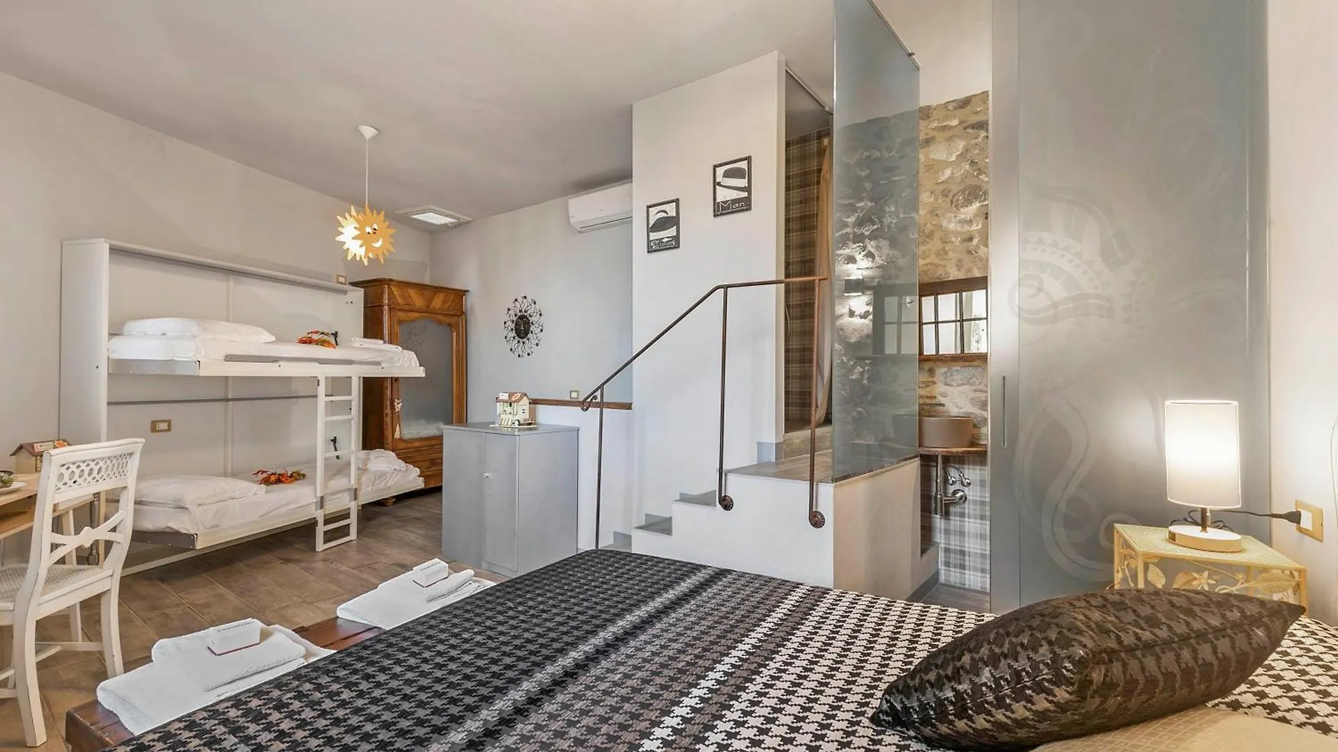 Apartment Priscilla House- Happy Rentals Salo Italy