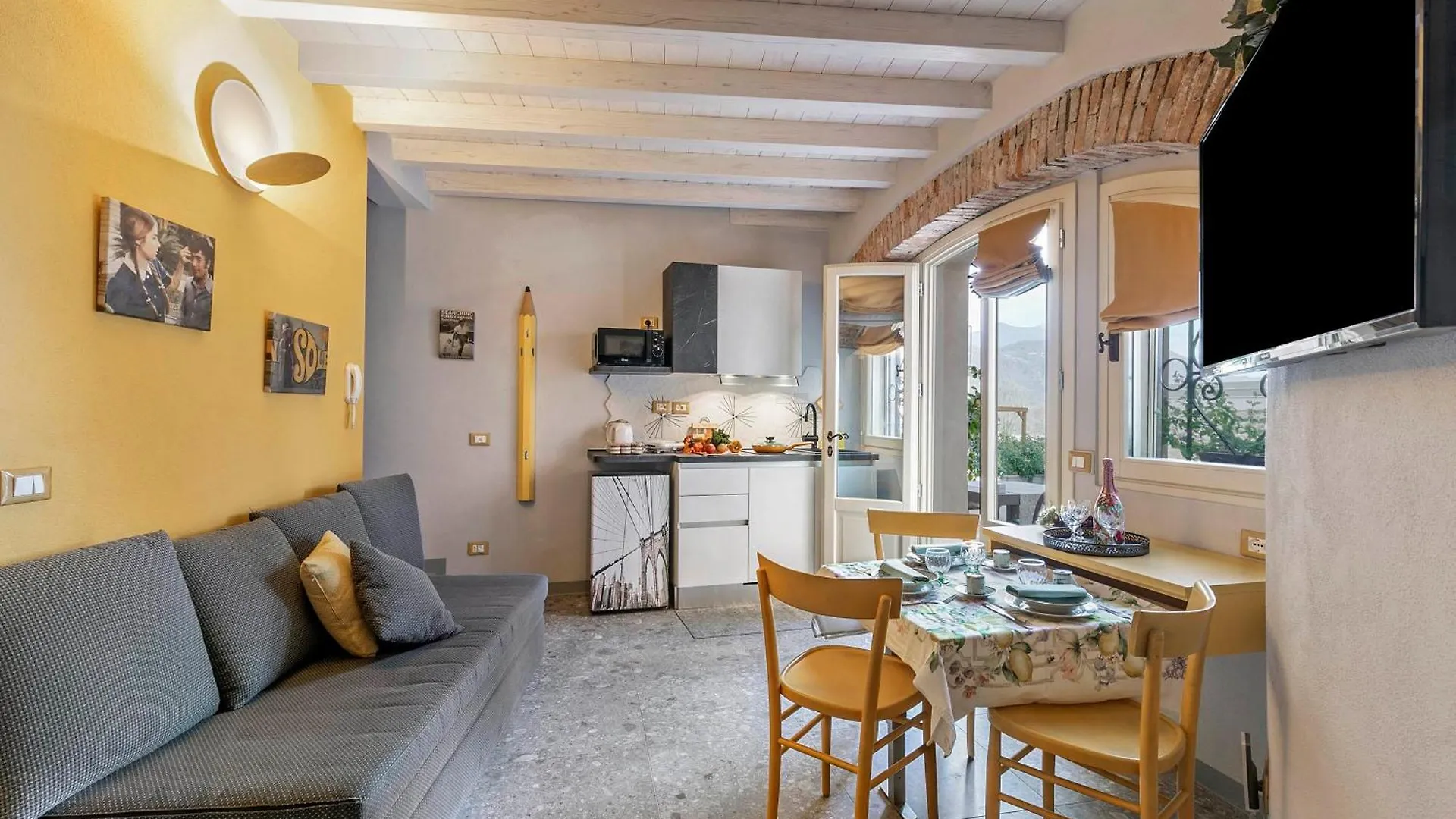Apartment Priscilla House- Happy Rentals Salo Italy