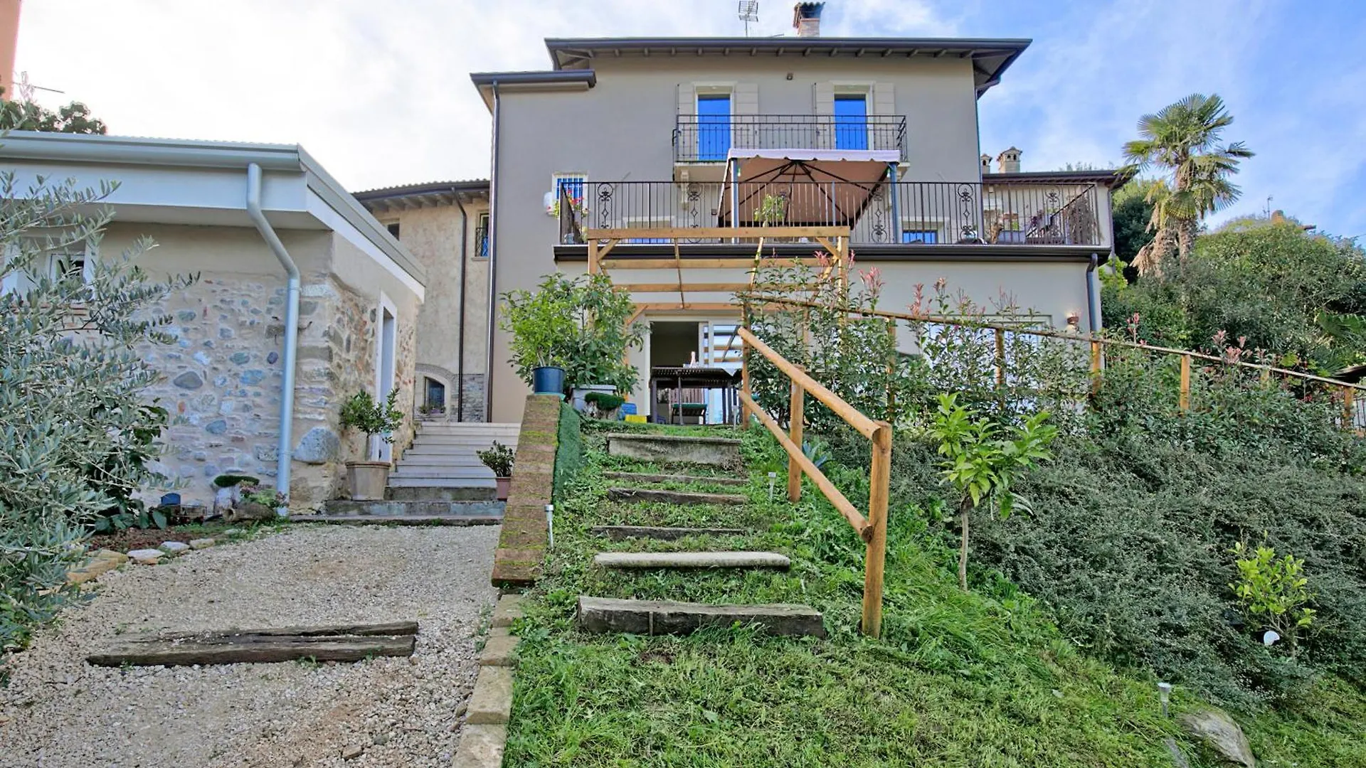 Priscilla House- Happy Rentals Salo Apartment