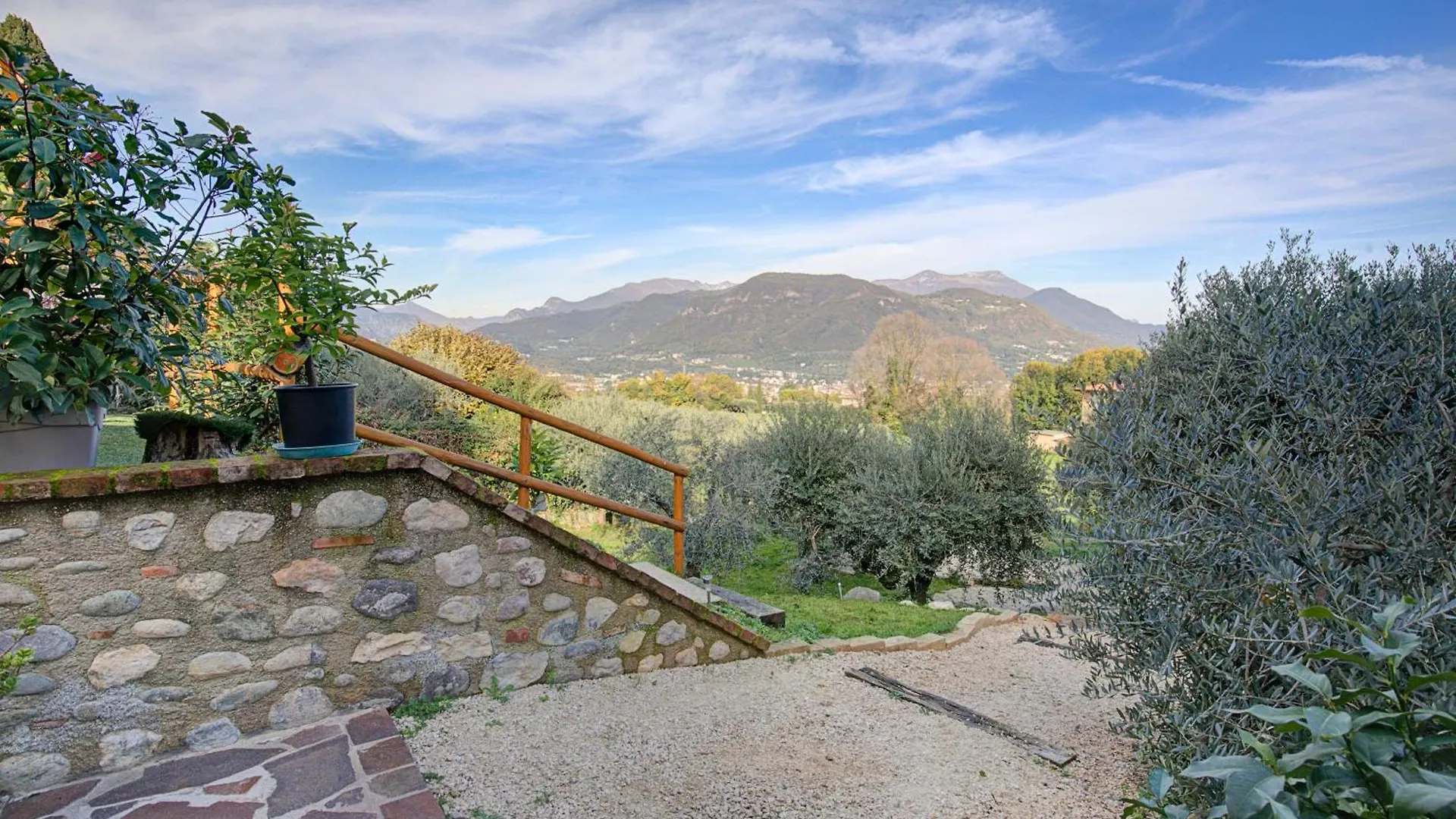 Priscilla House- Happy Rentals Salo